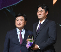 [포토] K리그2 감독상은 FC안양 유병훈 감독