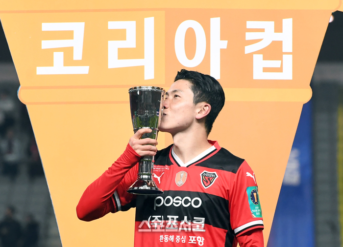 [포토]MVP 트로피에 입맞춤 하는 포항 김인성