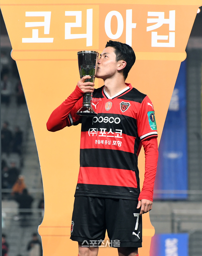 [포토]포항 김인성, 코리아컵 MVP 입맞춤