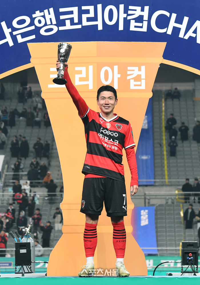 [포토]MVP 트로피 들어올리는 포항 김인성