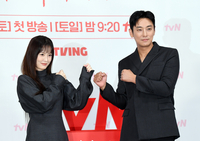 ‘철천지 원수’ 주지훈-정유미, 사택 앞에서 마주쳤다 ‘긴장 폭발’ (사랑은 외나무다리에서)