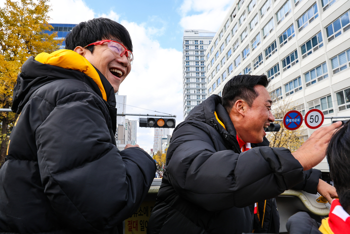 “또 우승하겠다” 카퍼레이드 1만명 운집→KIA 활짝 웃었다, ‘동기부여’ 제대로 됐다 [SS현장속으로]