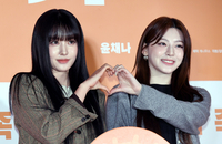 [포토]함께 하트 만들어 보이는 스테이씨 윤-세은