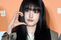 [포토]스테이씨 윤의 볼 하트