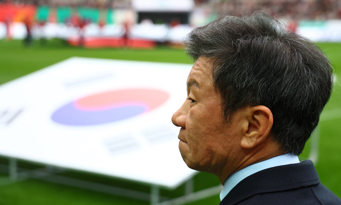 국민 10명 중 6명 “정몽규 아웃, 홍명보 감독 사퇴해야”…차기 축구협회장 적합도 1위는 박지성[리얼미터]