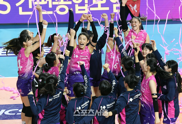 [포토]12연승에 환호하는 흥국생명 김연경과 선수들