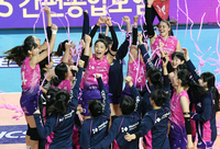 [포토]12연승에 환호하는 흥국생명 김연경과 선수들