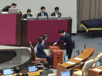 ‘윤 대통령 탄핵소추안’ 표결에 국민의힘 안철수·김예지·김상욱 참여