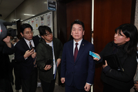 안철수 의원 “윤 대통령 퇴진 일정 수립 안 되면 ‘탄핵 찬성’”