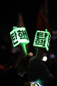 “최애는 우리가 지켜” K팝 팬들, ‘꺼지지 않는 촛불’ 응원봉 들고 거리로 [SS초점]