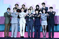 웨딩 촬영날 첫눈…신민아♥김우빈, 10년 사랑의 영화 같은 엔딩