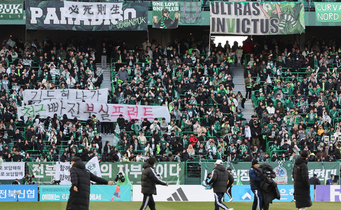 ‘잔류’가 끝 아니다…전북의 몰락 초래한 ‘책임론’, ‘초보’ 감독과 ‘초보’ 단장에 박지성 고문까지[SS포커스]