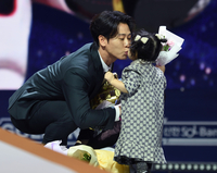 [포토] 유격수 글든글러브 박찬호, 딸의 축하 입맞춤