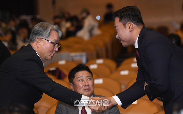 [포토] 김태군과 악수하는 김경문 감독