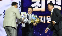 [포토] 지명타자 골든글러브 최형우 ‘미소꽃 활짝’