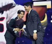 [포토] 박찬호 골든글러브 축하해주는 오지환