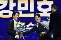 [포토] 강민호 골든글러브 축하해주는 박동원