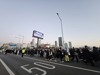 200만 탄핵 시민, 무료 푸드트럭·선결제까지…‘K시위’ 빛났다 [SS 현장속으로]