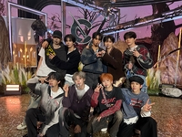 크래비티, 칼군무+초동 신기록… ‘나우 오어 네버’로 날개를 펴다