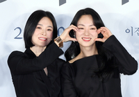 [포토]송혜교, 볼 하트는 전여빈에게!