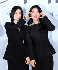 [포토]송혜교, 전여빈의 볼에!