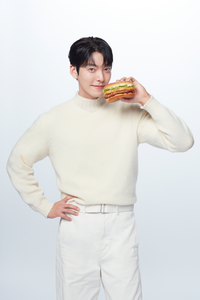 맥도날드, ‘행운버거’ 캠페인 모델에 배우 김우빈 발탁