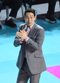 [포토]박수 보내는 고희진 감독