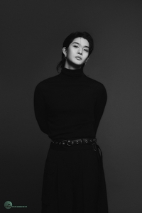 배진영, 아우라엔터 이적 후 새 프로필 공개…조각 비주얼의 정석