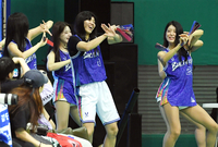 [포토]BNK썸 진안, 치어리더와 함께!