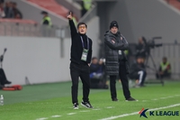 겨울 이적시장 최대 이슈였던 이정효 감독의 거취…전북행 무산, 광주서 ‘악전고투’ 이어간다