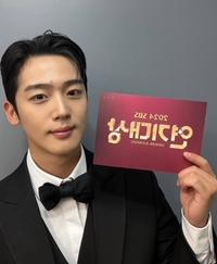 김요한, 열일행보…시상 나선 얼굴도 완벽