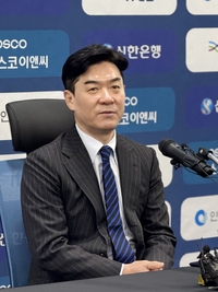 “잠시 5분만 쉬어도 될까요” 복잡한 구단 상황에 윤정환 감독도 초긴장, “죄송합니다” 사과까지[SS현장]