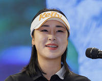 LPGA투어 진출 공식화 윤이나 “세계랭킹 1위 목표”…오구플레이 이력에 ‘올림픽 金’ 운운은 눈살