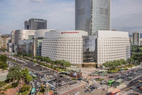 ‘45년 1위’ 롯데백화점, 신세계백화점 맹추격에 흔들리나