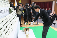 김진태 지사, 제주항공 사고 합동분향소 조문