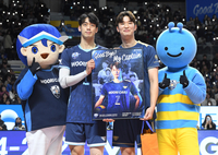 [포토]은퇴 기념 액자 받는 우리카드 최석기