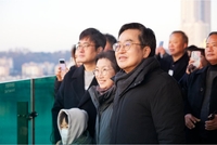 김동연, 사회적 의인 9명과 광교호수공원서 ‘해돋이’