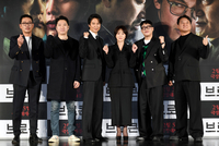 [포토] 파이팅 외치는 ‘브로큰’ 감독과 배우들