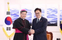 국회를 방문한 천주교 서울대교구장 정순택 대주교