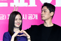 [포토]지수와 장난스럽게 포즈 취하는 박정민