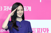 [포토]깜찍하게 거수경례하는 지수