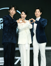 [포토]함께 하트 만들어 보이는 주종혁-김혜수-정성일