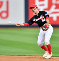 “다시 우승 트로피를…” FA 서건창, KIA와 1+1 최대 5억원 계약 [공식발표]