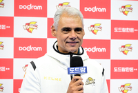 V리그 데뷔전 치르는 아폰소 감독 “가능성 있는 KB손해보험, 언젠가 정상 다툴 수 있는 팀”[현장인터뷰]