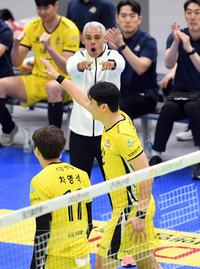 위력적인 ‘삼각 편대’+레오나르도 감독 데뷔전 승리…KB손해보험, 마테우스 빠진 한국전력 꺾고 5연승 ‘질주’[현장리뷰]