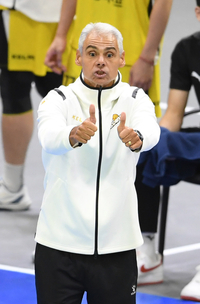 V리그 ‘데뷔전’ 승리로 장식한 레오나르도 감독 “한 선수에게 치우치지 않고 다양한 공격이 흥미로웠다”[현장인터뷰]