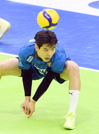 [포토]아슬아슬 공을 피하는 한국전력 김건희