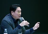 젠슨 황 만난 최태원, CES서 AI·HBM 협력 강화…‘기술 경쟁 역전’ 자신감