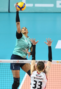 [포토]높은 타점으로 공격하는 GS칼텍스 실바