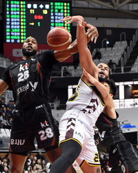 [포토]KT 로메로와 LG 그리핀의 리바운드 다툼